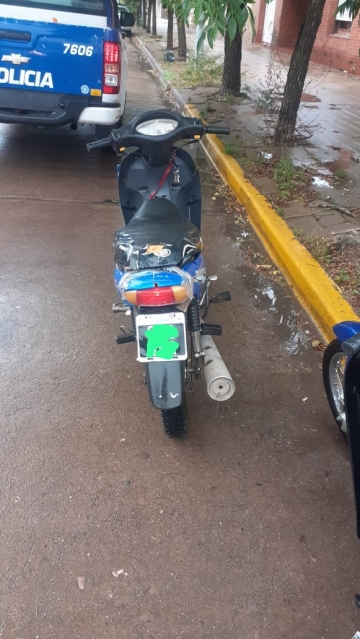 Choque entre motocicleta y camioneta con dos heridos leves