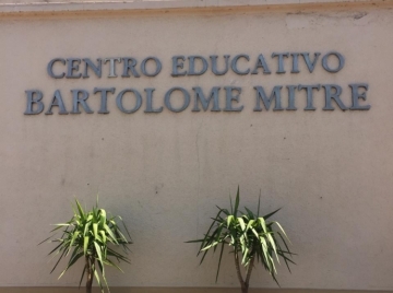Alumnos del colegio Mitre realizan donaciones para la familia de un compañero que lo perdió todo en un incendio