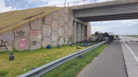 Un fallecido en un vuelco de camión en autopista Rosario-Córdoba 
