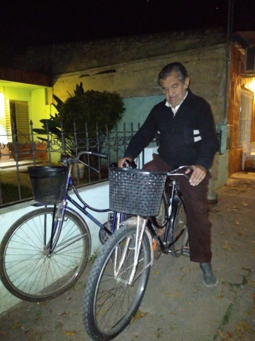 “Es buena persona y se lo merecía”, dijo Fernando Clausen al donarle sus bicicletas a su ex colega Carlos
