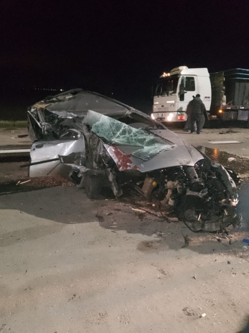 Accidente entre auto y camión sobre autopista a la altura del puente con ruta 178