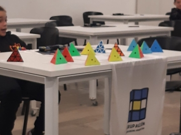 Un niño marcosjuarense participó en un torneo de speedcubing completando un cubo en 11 segundos