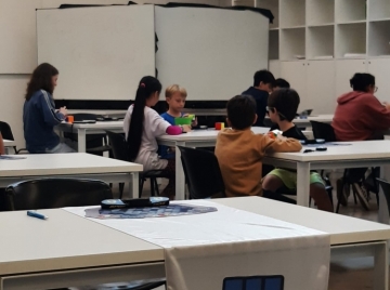 Un niño marcosjuarense participó en un torneo de speedcubing completando un cubo en 11 segundos