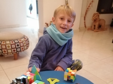 Un niño marcosjuarense participó en un torneo de speedcubing completando un cubo en 11 segundos