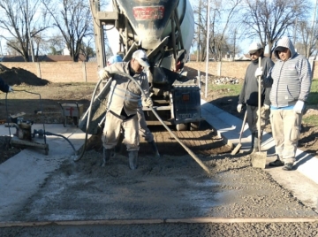 Se está trabajando con la motoniveladora sobre el techo del canal en calle Santa Fe