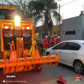 Una motocicleta chocó un auto estacionado y una maquinaria vial municipal