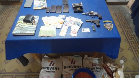 Aprehendido de Los Surgentes en Cruz Alta por tenencia de armas, celulares y bolsas de semillas