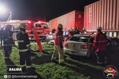 Hombre sufrió lesiones al colisionar su auto contra una formación ferroviaria de carga