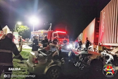 Hombre sufrió lesiones al colisionar su auto contra una formación ferroviaria de carga