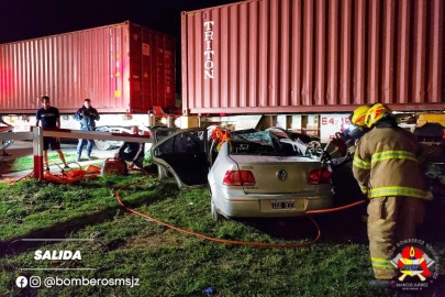 Hombre sufrió lesiones al colisionar su auto contra una formación ferroviaria de carga