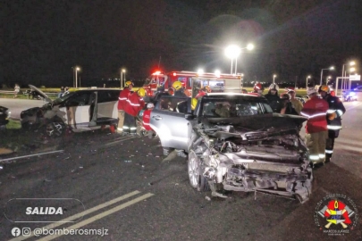 Choque de dos vehículos en el puente de la autopista sobre Avenida Las Colonias 
