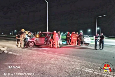 Choque de dos vehículos en el puente de la autopista sobre Avenida Las Colonias 