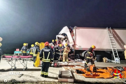 Un conductor quedó en terapia intensiva al colisionar su camión con otro en autopista Rosario-Córdoba
