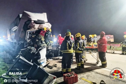 Un conductor quedó en terapia intensiva al colisionar su camión con otro en autopista Rosario-Córdoba